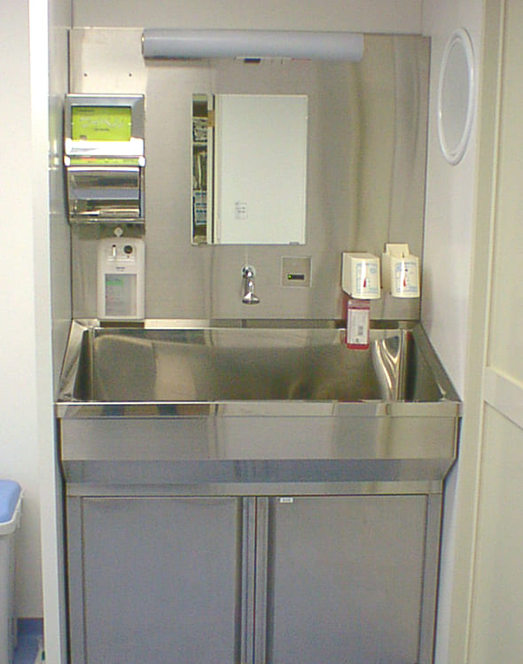 Photo：手術室用手洗い流し台